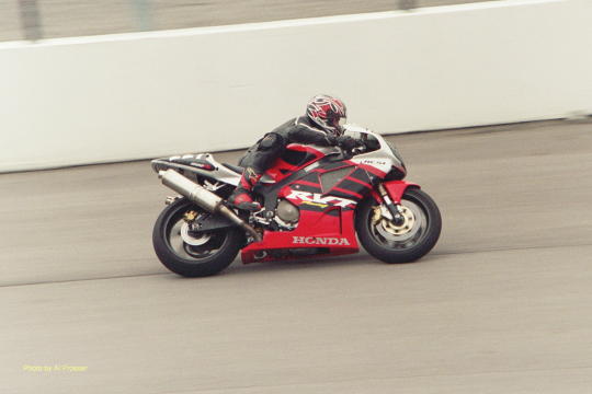 Honda in turn one, outside shot